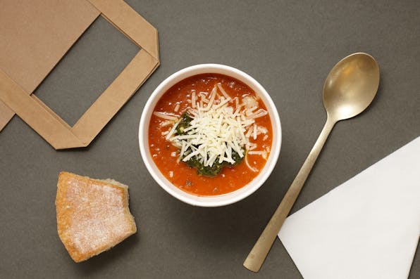 Tuscany tomato soup topped with pesto © soup en zo